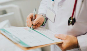 Entenda como funciona o atestado médico no trabalho em 2026. Saiba quem paga os dias de afastamento, regras do INSS e se há descontos.